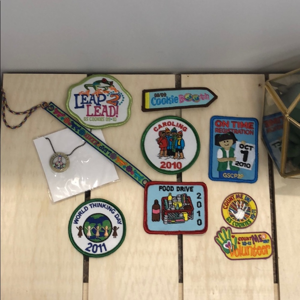 8 dated Girl Scout patches with bookmrk &necklace